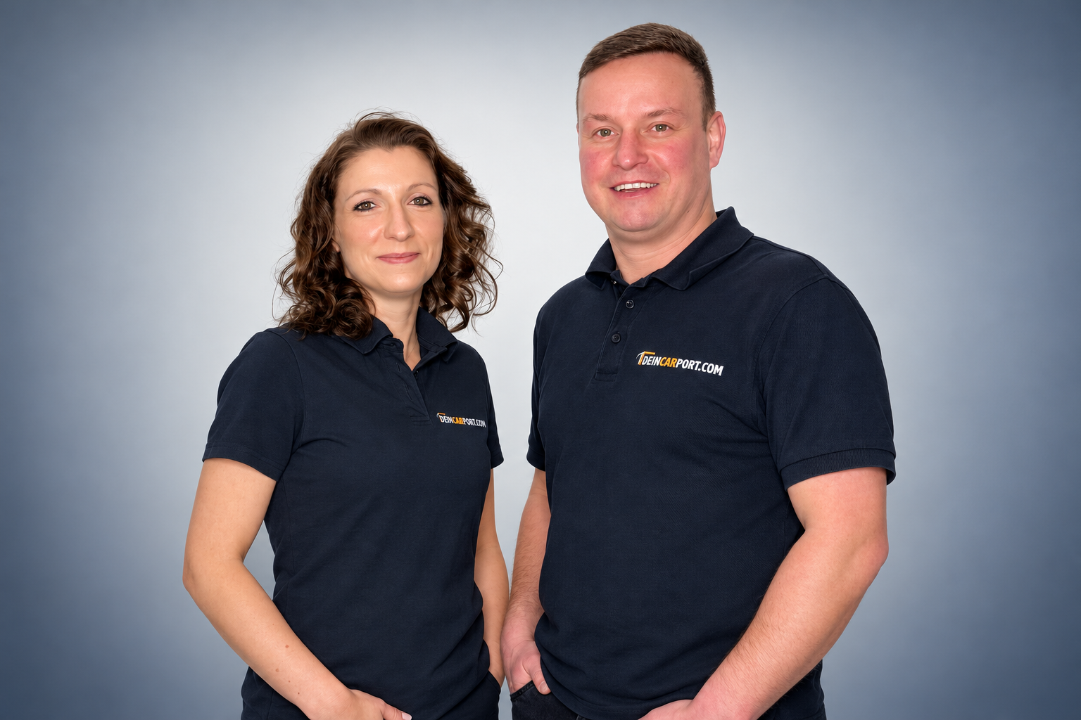 Teammitglieder Zwei Teammitglieder von DeinCarport.com in schwarzen Firmenpoloshirts.