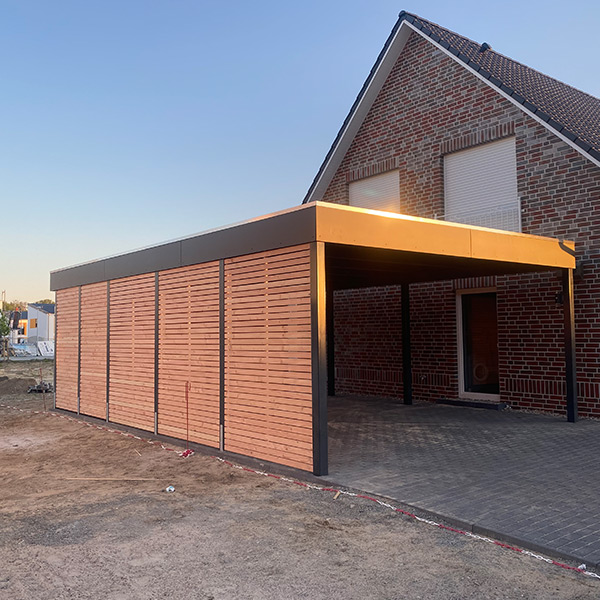 Carport mit Holzwänden: Douglasie