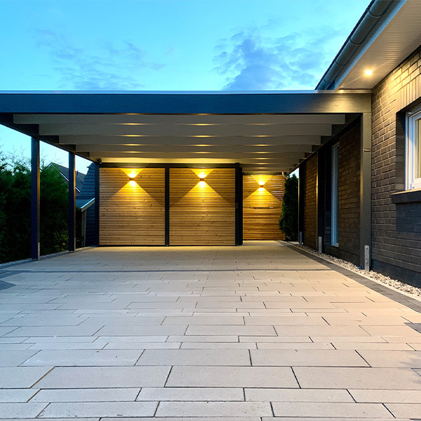 Carport aus Holz mit Pfosten, Blende anthrazit, Rhombus, Schuppen und Rückwand natur