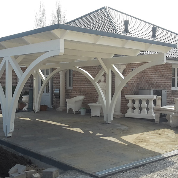 Carport aus Holz mit Rundbogen