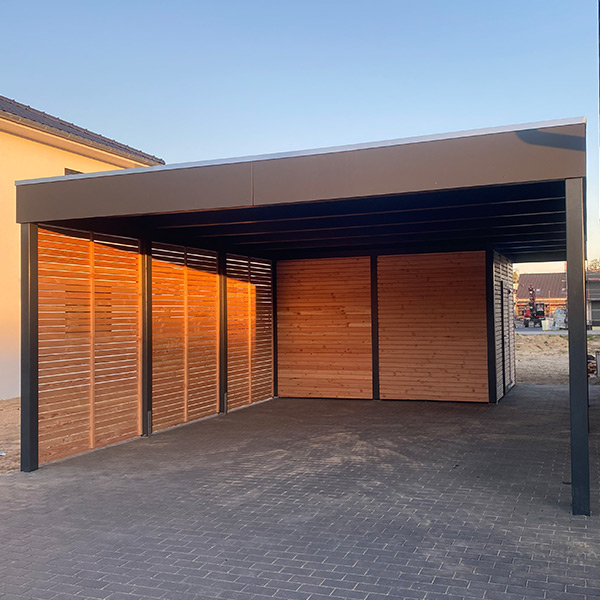 Carport aus Metall mit Abstellraum und Holzwänden