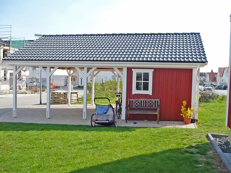 Carport mit Satteldach und Geräteschuppen