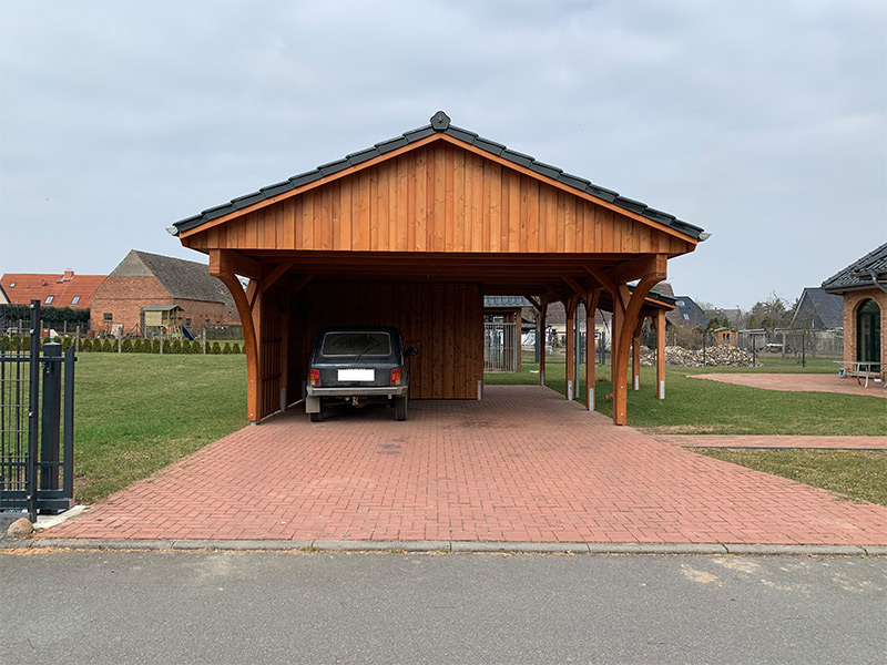 Carport mit Satteldach, Pfanneneindeckung und Schuppen