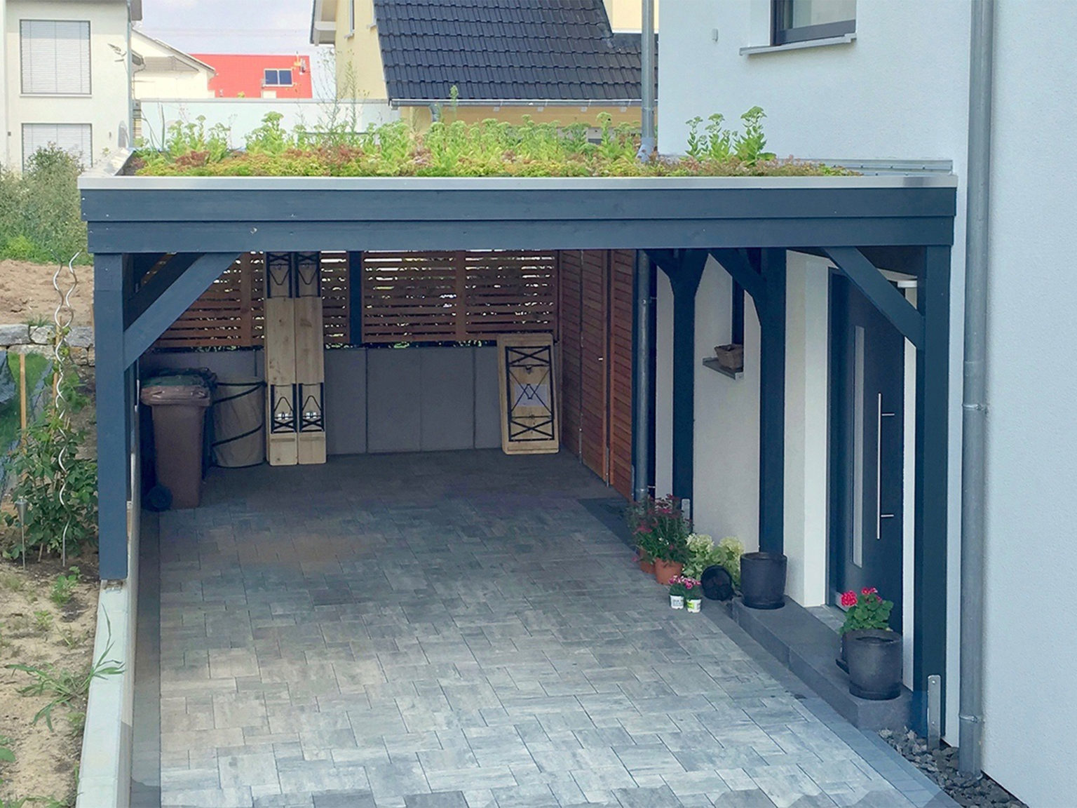Ein Carport von mit Dachbegrünung attraktiv und naturnah