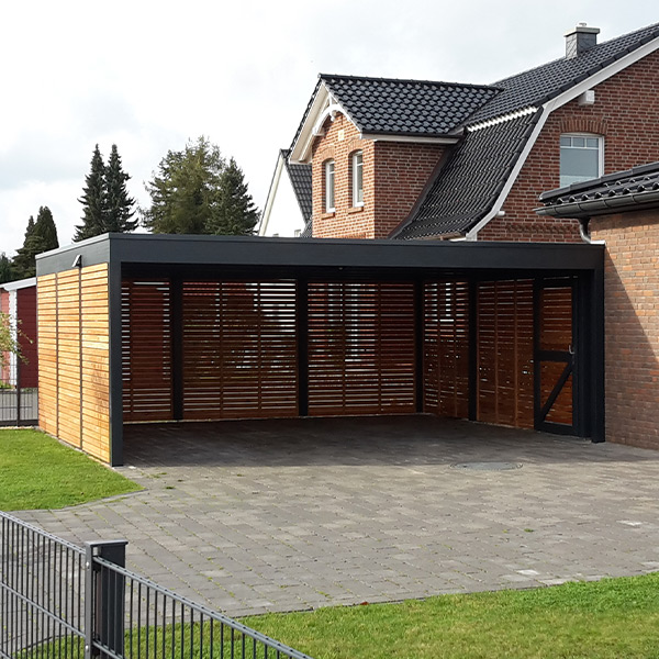 Doppelcarport mit Flachdach und Rhombuswänden, offen