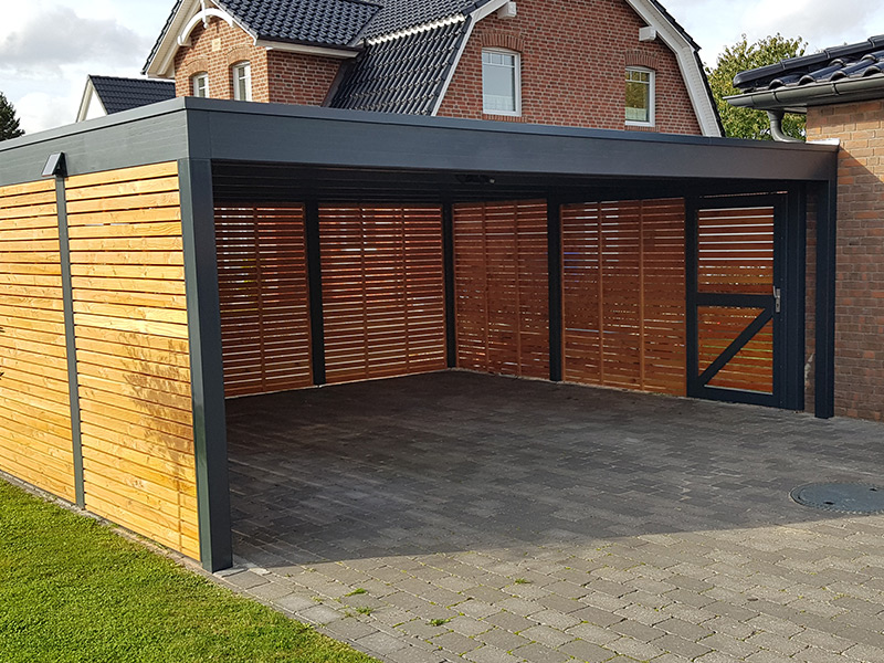 Flachdach-Doppelcarport aus Holz mit Rhombuswänden und Tür