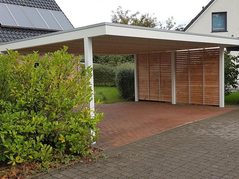 Doppelcarport mit weißen Rhombuswänden, freistehend