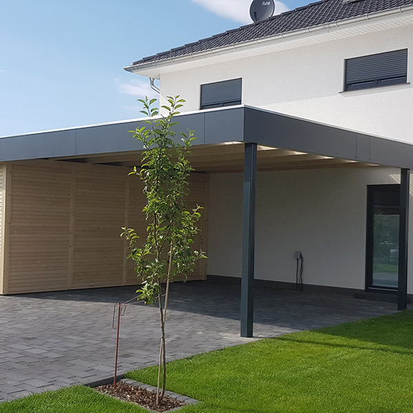 Doppelcarport mit Holzpfosten, HPL-Blende und Türüberdachung