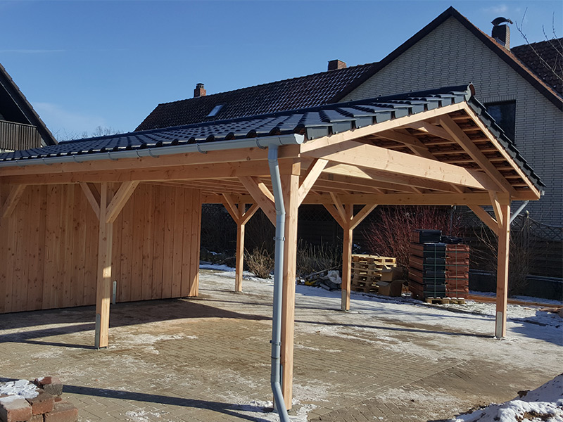 Doppelcarport aus Holz mit Satteldach und Pfannen