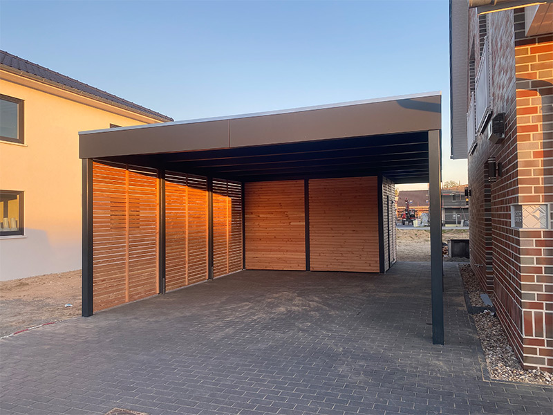 Flachdachcarport mit Geräteschuppen