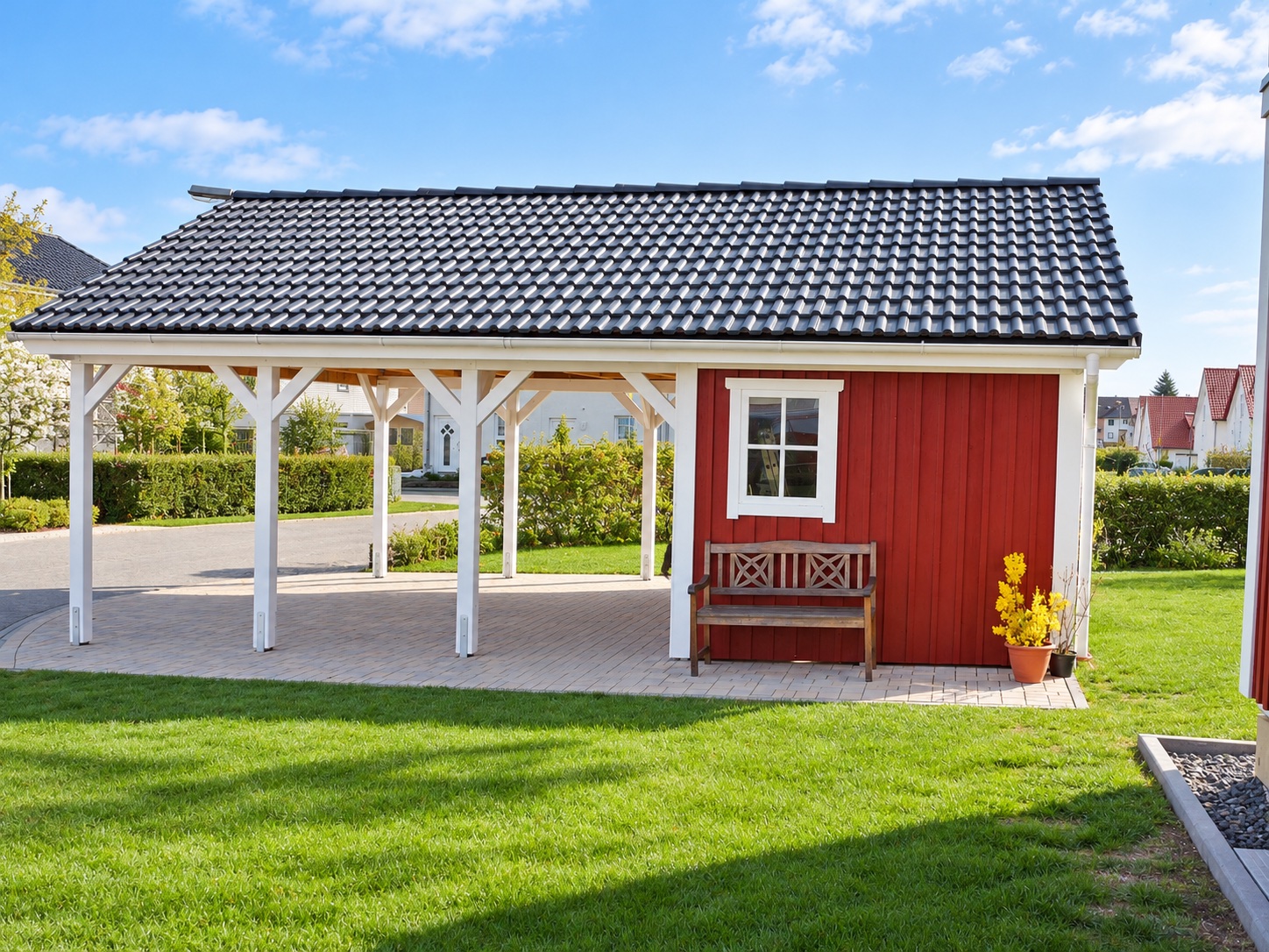 Satteldach-Carport aus Holz mit Pfanneneindeckung und Geräteschuppen