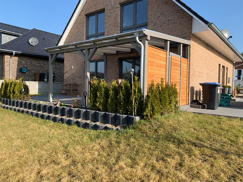 Terrassenüberdachung mit Tür in der Seitenwand von der Seite