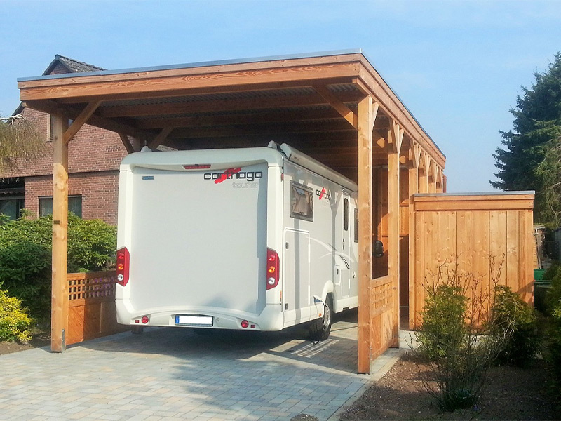 Wohnmobil-Carport aus Holz mit Abstellraum