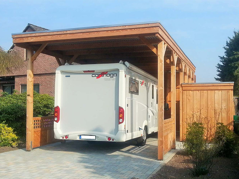 Wohnmobilcarport aus Holz mit Flachdach